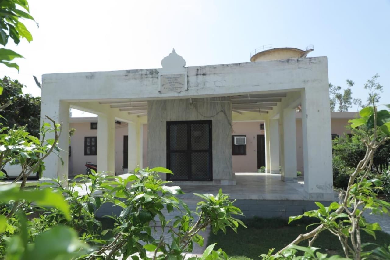 Radha Madhav Ashram วรินดาวัน ภายนอก รูปภาพ