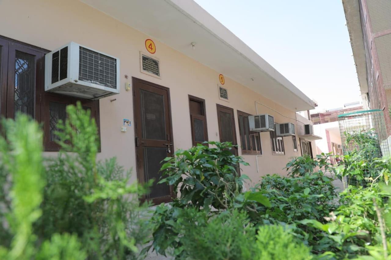 Radha Madhav Ashram วรินดาวัน ภายนอก รูปภาพ